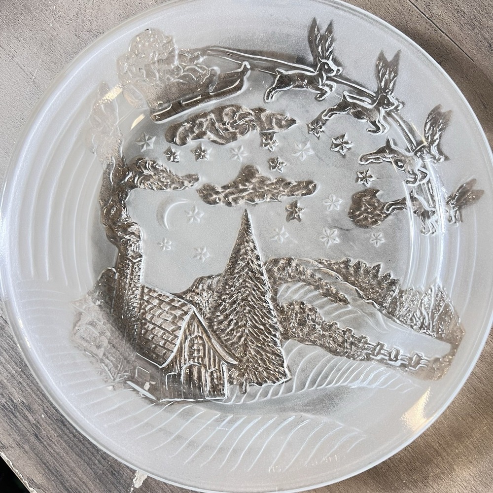 Vtg Frosted Glass Christmas Plate Santa Sleigh Winter Scene 7.25"‎ Holiday EUC